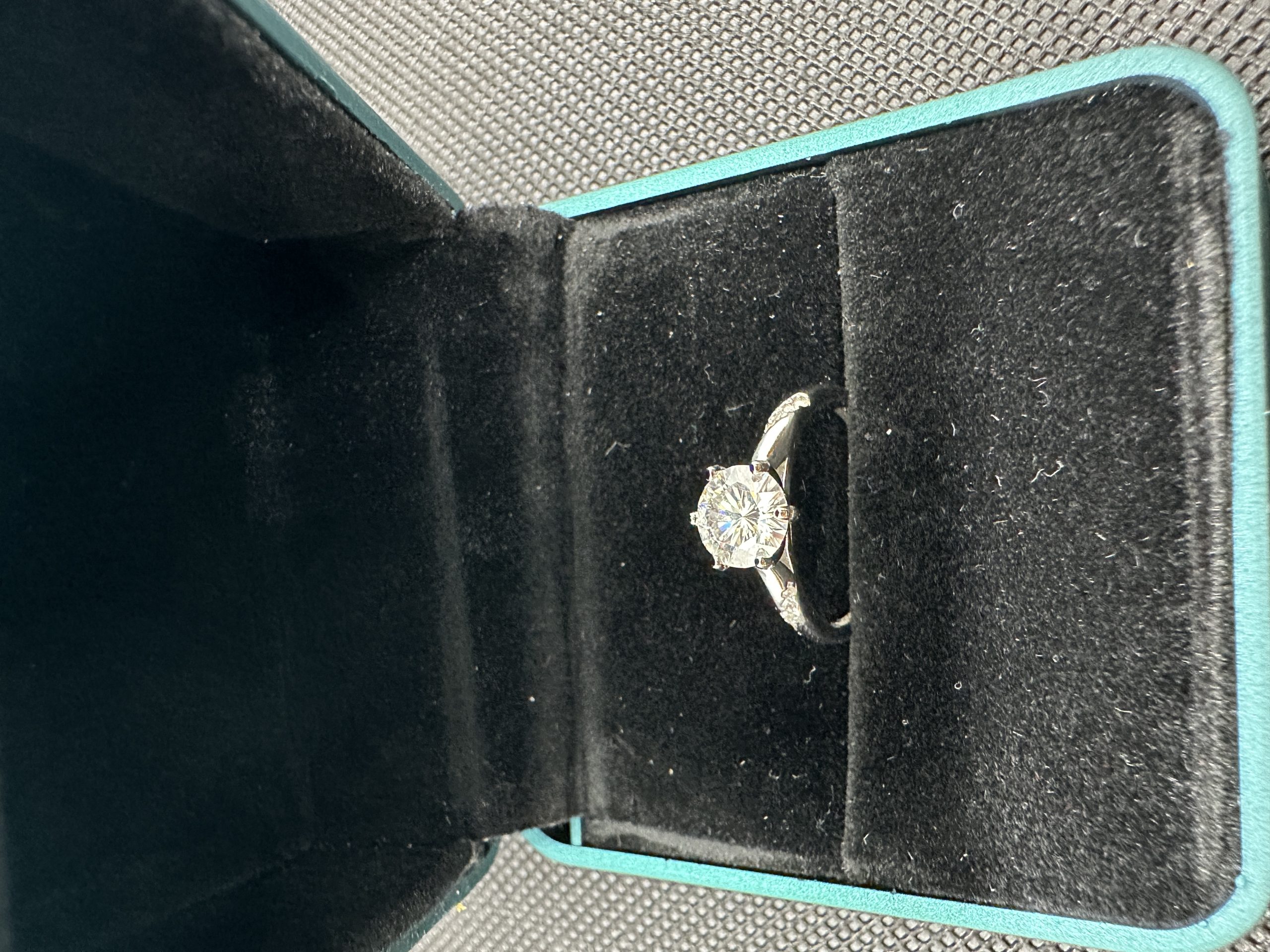 天然ダイヤモンド1.01ct Au750（ひいらぎのかんむり）